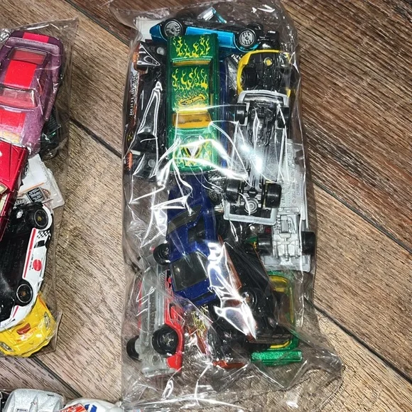 Hot wheels and assorted toy cars - Picture 3 of 7